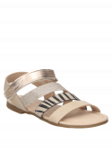 Sandalia plana beige para niña, perfecta para el parque o la playa.