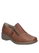 Zapato de cuero café con banda elástica y cierre lateral, estilo casual para combinar con jeans o faldas midi.