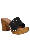 Sandalia negra de cuero con tacón bloque y estilo casual femenino.