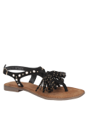 Calzado casual de cuero negro, cómodo y estilizado, ideal para un look veraniego.