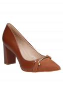 Zapato marrón de cuero con diseño casual y acabados premium, perfecto para destacar.