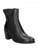 Botín de cuero negro, versátil y cómodo, ideal para enfrentar desafíos diarios con estilo.