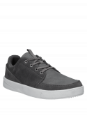 Calzado gris masculino con taco plano de 3 cm, ideal para uso diario.