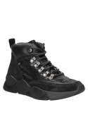 zapatilla femenina de cuero negro, moderna y casual, ideal para outfits urbanos