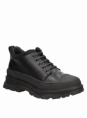 Zapatilla de mujer en cuero negro, estilo informal, ideal para actividades diarias.